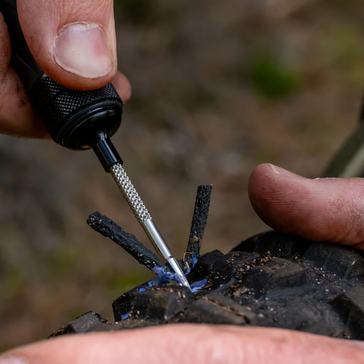 MUC-OFF ZESTAW NAPRAWCZY DO OPON TUBELESS Precision Tubeless Repair Black