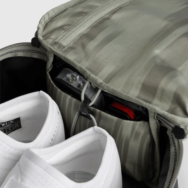 Plecak ASSOS X Db ROAMER - zestaw podróżny