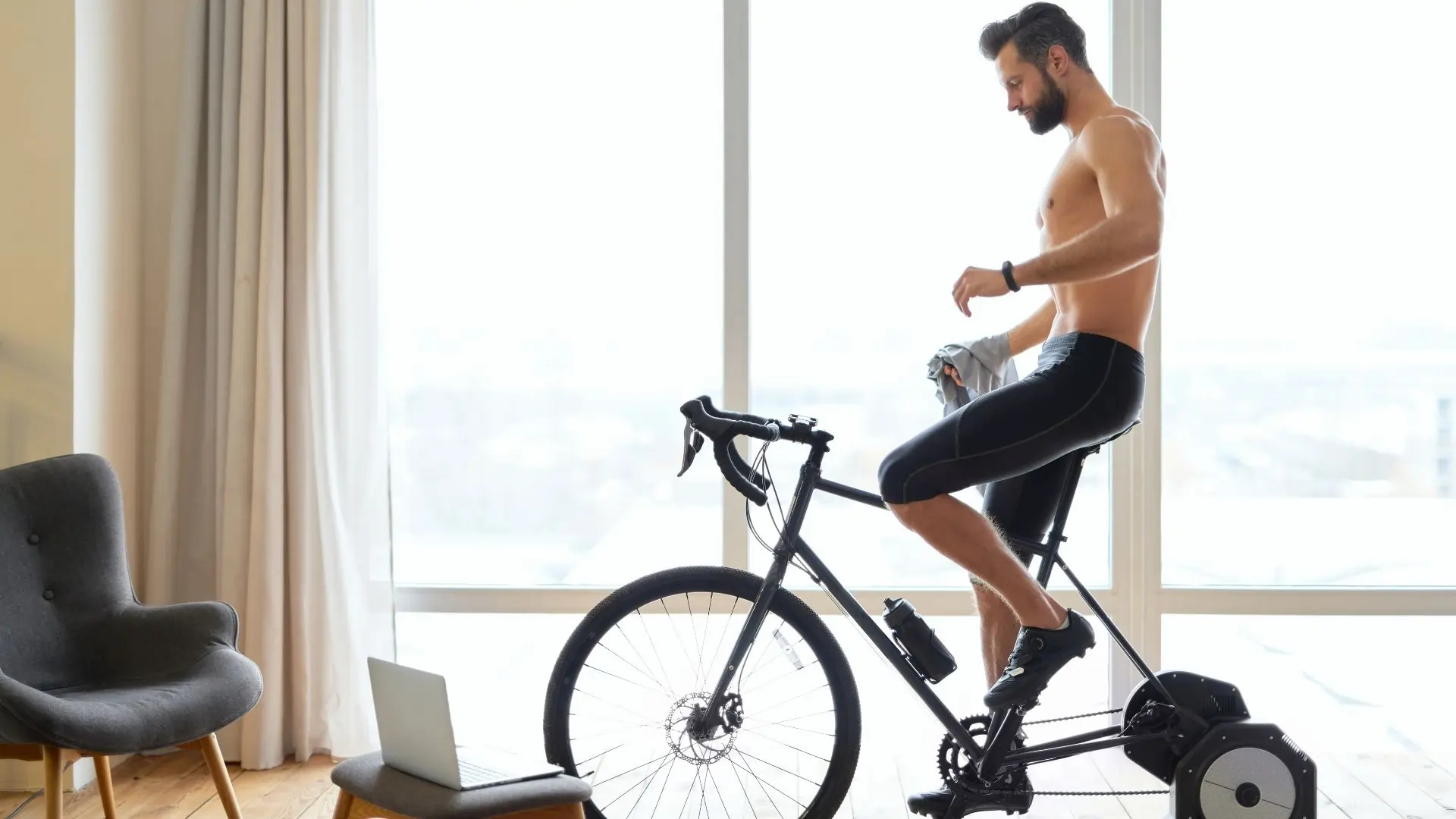 Trening na trenażerze rowerowym
